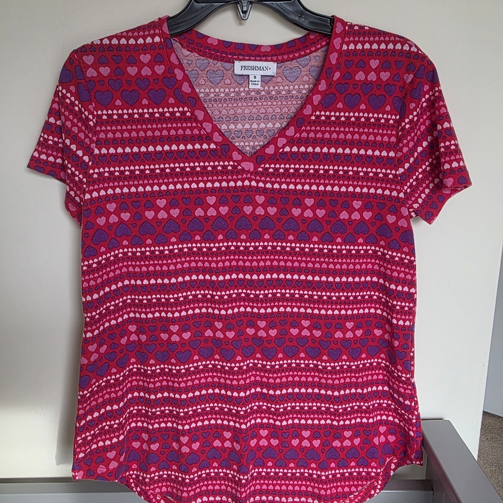 Freshman V-Neck Pink and Blue Heart Striped Short Sleeve Tee Size Small